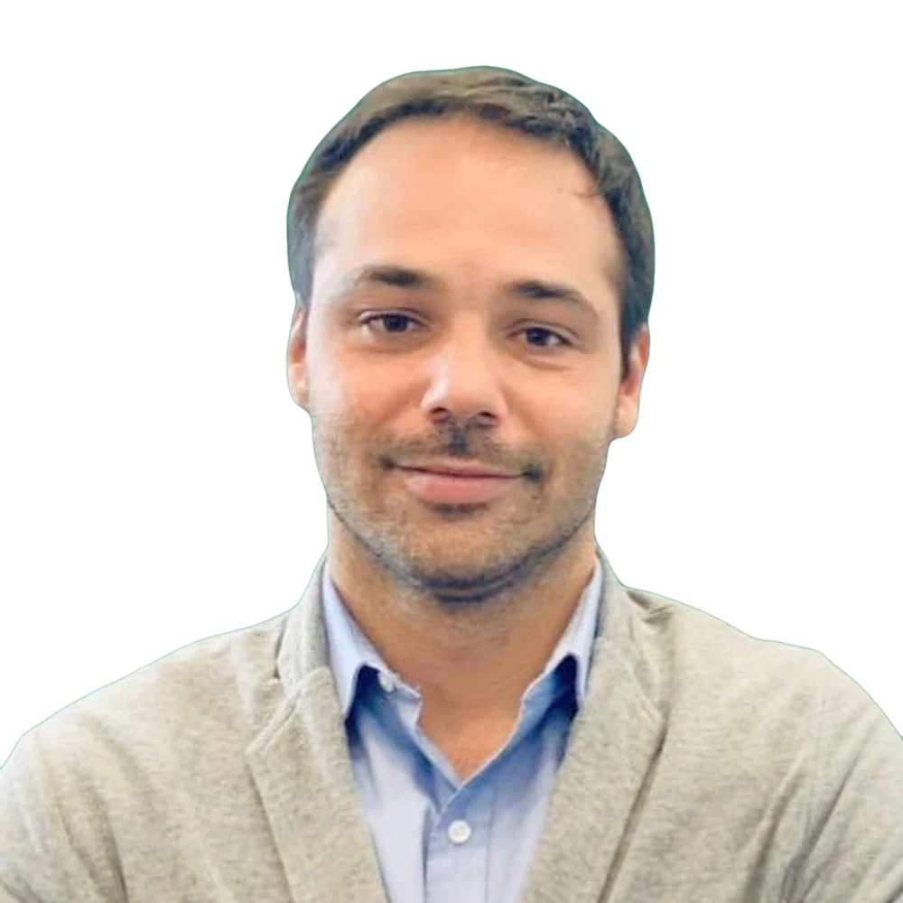 Dr. Walter Sena, de cardigã cinza e camisa azul-clara